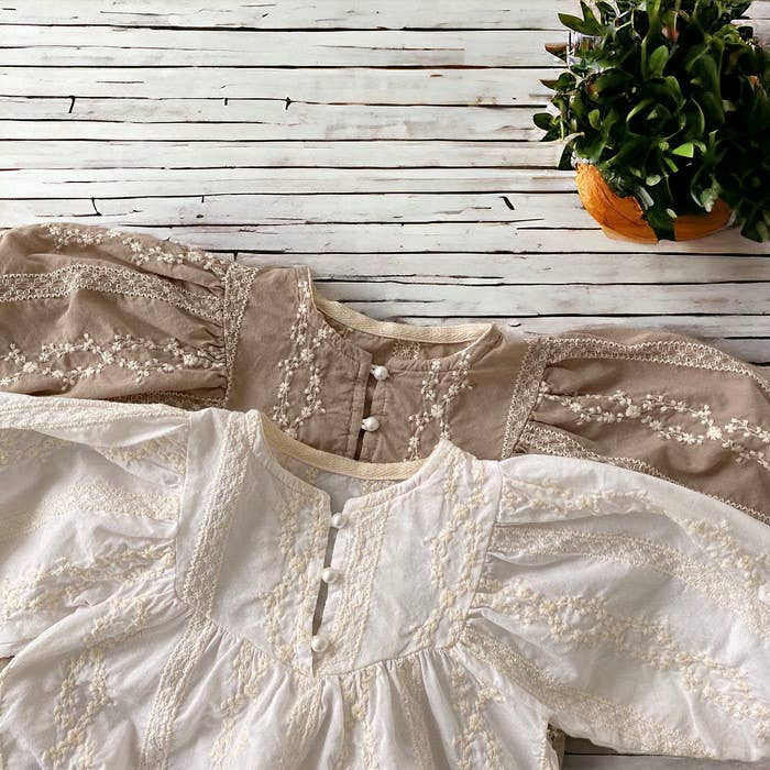 Annie & Charles – wholesale Bodysuit (non-footed) – Baby – Annie & Charles® organic cotton bodysuit with embroidery2