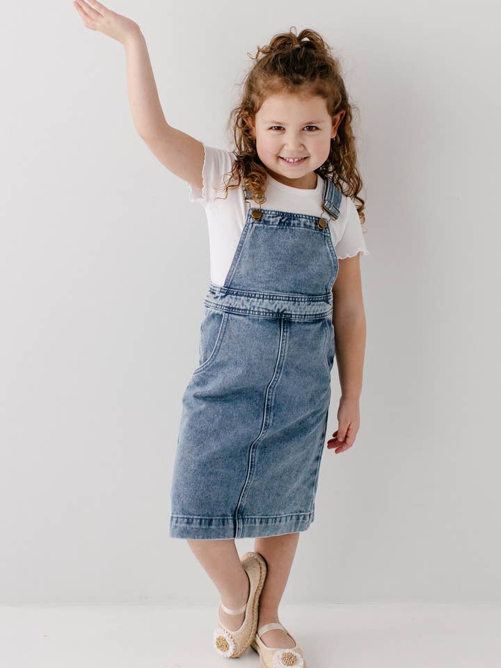 Robe salopette en jean « Bailey » pour fille pour la vente par The Main Street Exchange