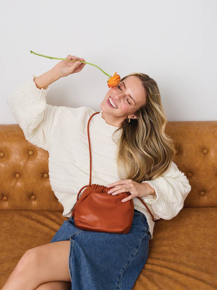 EH2638 Mackenzie Cinched Bucket Bag for wholesale by Jen & Co.