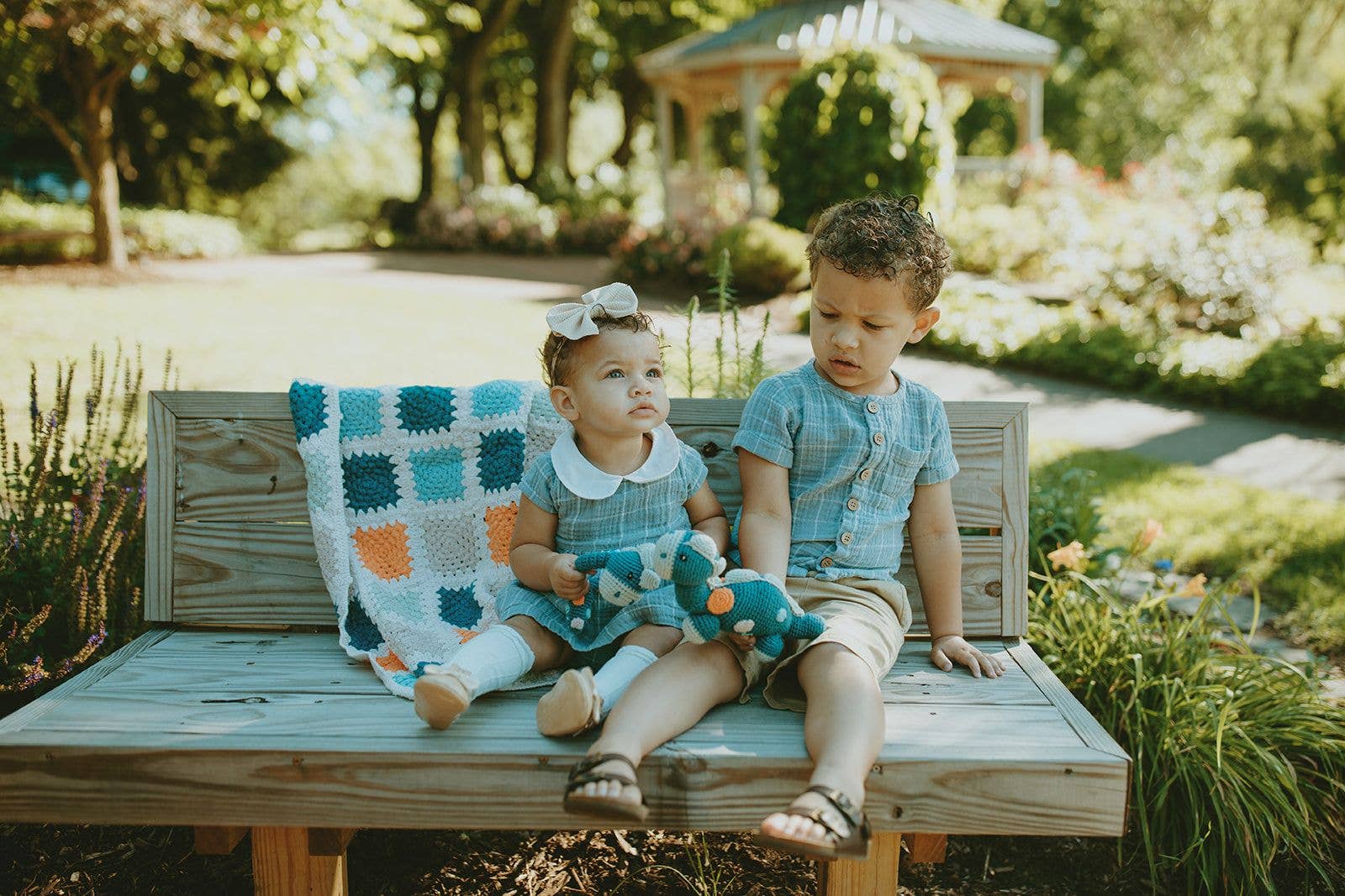 Pebblechild – wholesale Skallra - Baby – Virkat babyleksak dinosaurie skallra - petrolblå9