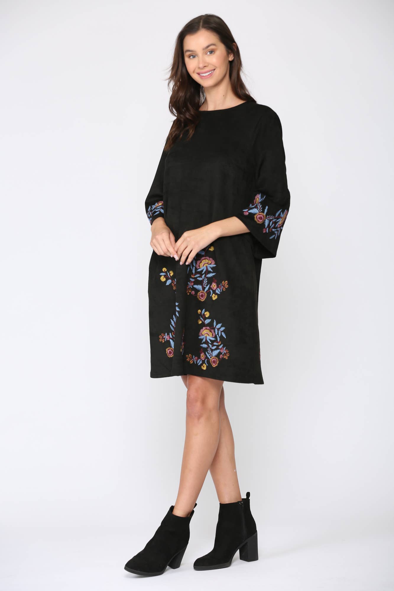 SVART Avery Stretch Mocka Broderad Klänning för wholesale på Faire6