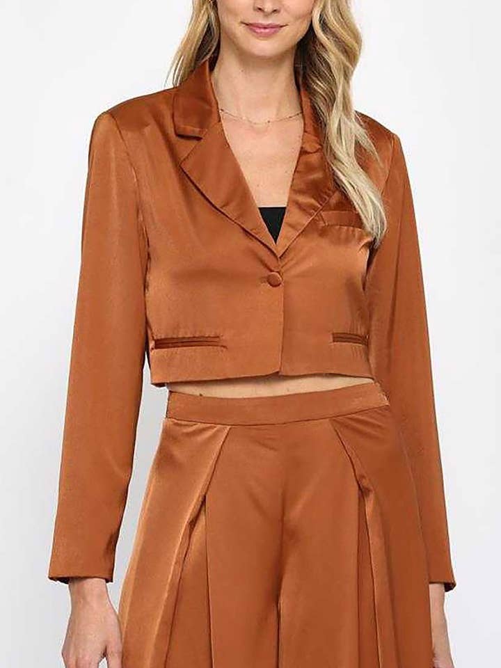 ENSEMBLE BLAZER COURT EN SATIN ET PANTALON LARGE PLISSÉ EN SATIN pour la vente par ROUSSEAU