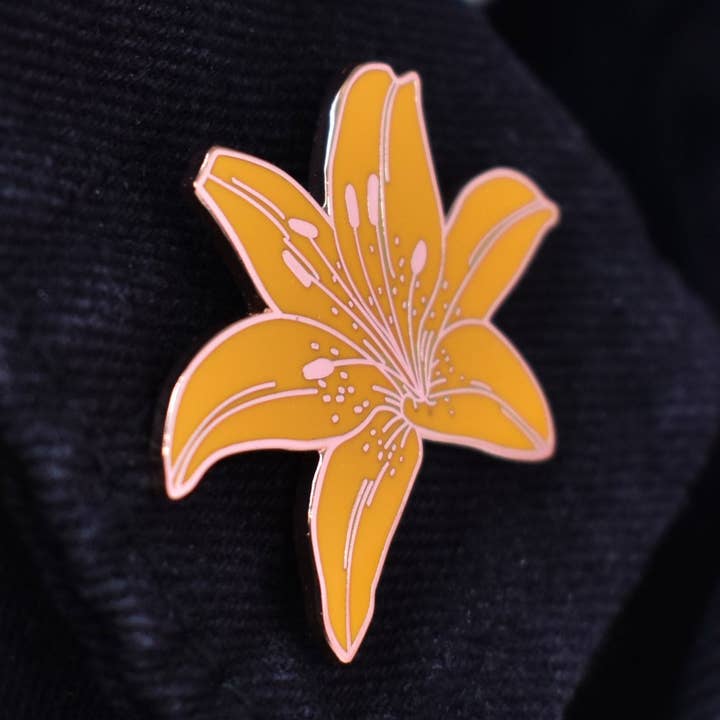 Épinglette en émail dur fleur de lys tigre pour la vente par Clayton Jewelry Labs