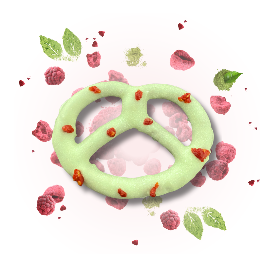 Bretzel&Co – Engroshandel Chokolade – Matcha hvid chokolade pretzel med hindbærstykker1