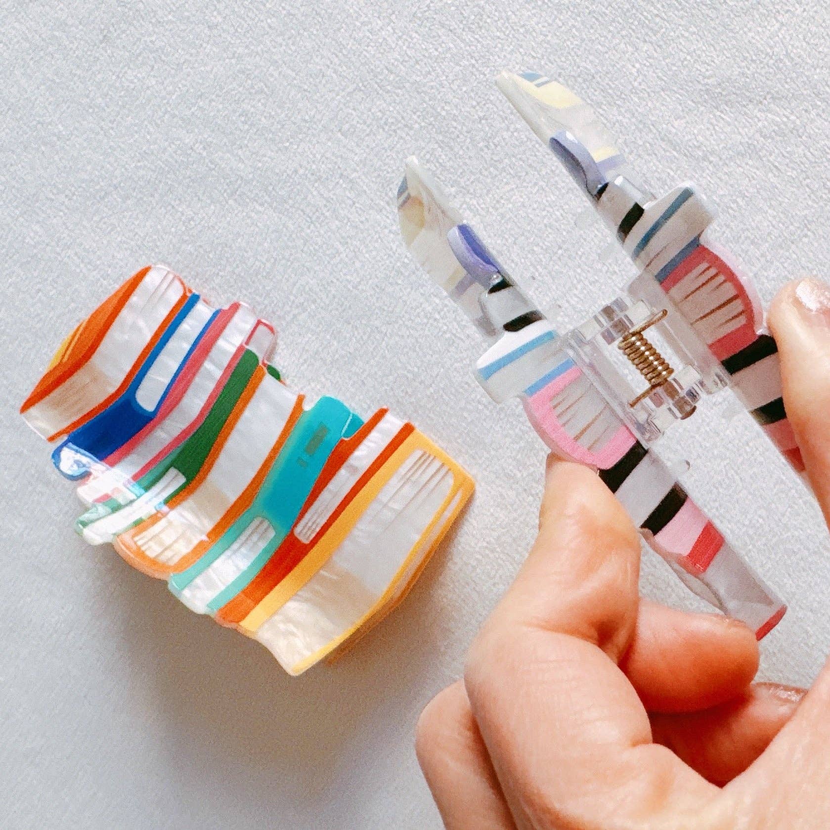 Ellison+Young - Vendita all'ingrosso Fermaglio per capelli - Donna - Artiglio per capelli colorato da bibliotecaria2