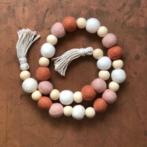 Filt Ball Garland, Planteskole Garland, Boho for engroshandel hos Whip Up Whatever