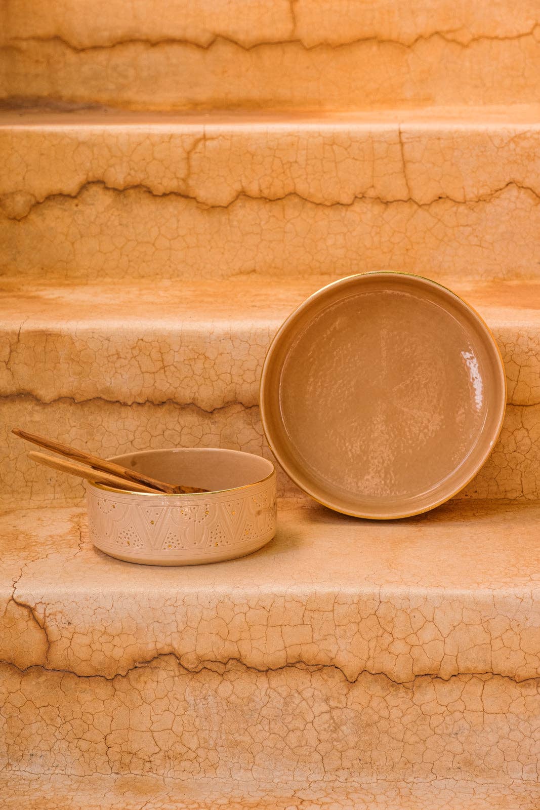 Maroccarpets Poufs and pillows wholesale +31648976894 – wholesale Dekorativ tallrik/fat/skål – Yasmina serveringsskålar med strukturerad yta och 12-karats gulddetaljer1