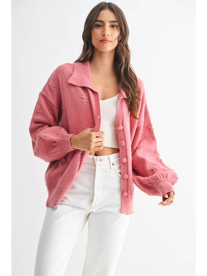 CARDIGAN ACONCHEGANTE PASTEL COM APLICAÇÕES FLORAIS CEW26132 por atacado de Camellia