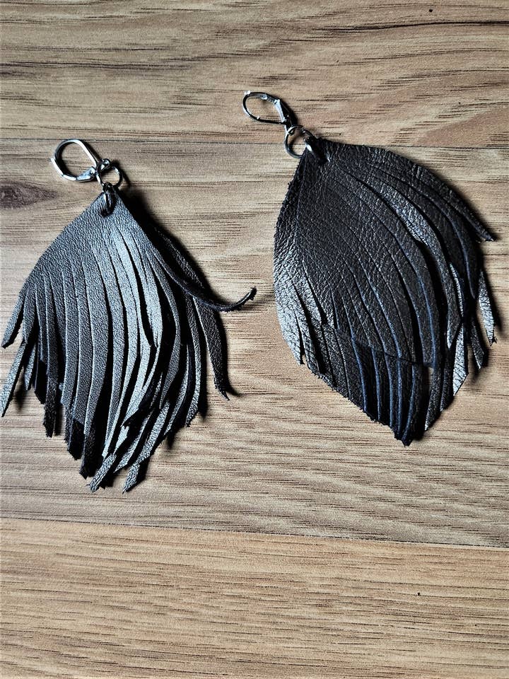 Boucle d'oreille en cuir-double frange en bronze pour la vente par Shift Clothier, Inc.