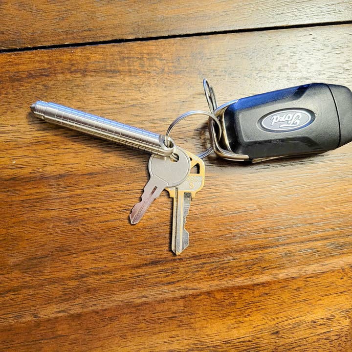 Cardstalked - Vendita all'ingrosso Portachiavi - Unisex - Penna portachiavi in titanio con rompi-finestra.4