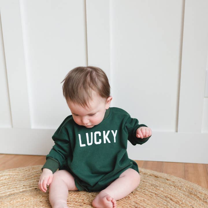 LUCKY St. Patrick's Day grafisk oversize sweatshirt for engroshandel hos Little Joy Co.