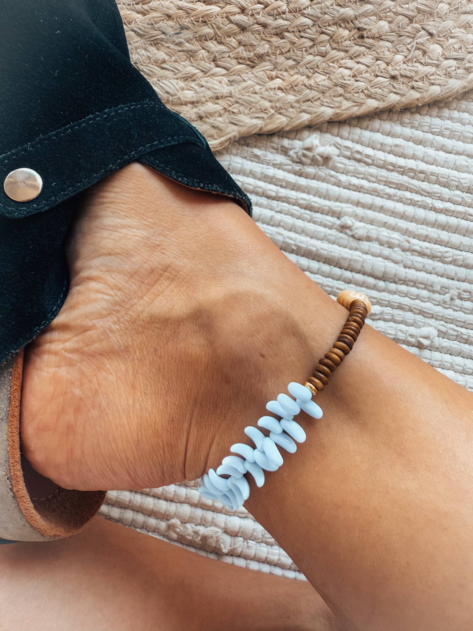 Goupi – Engroshandel Ankelkæde – Træperler, Himmelblå Glascharms & Keramisk Musling Accent3