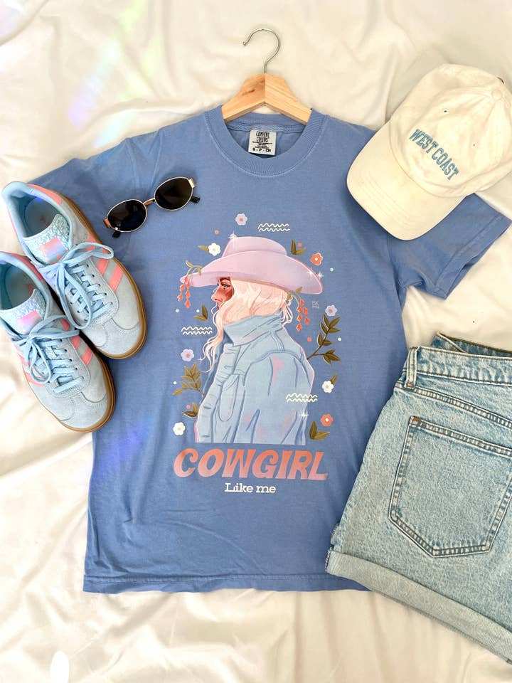 T-shirt graphique Cowgirl blonde comme moi pour la vente par Brittany Keller Art