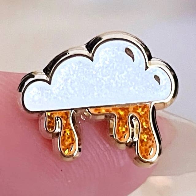 Mini épinglette en émail Tiny Honey Cloud pour la vente par Lilly Baik