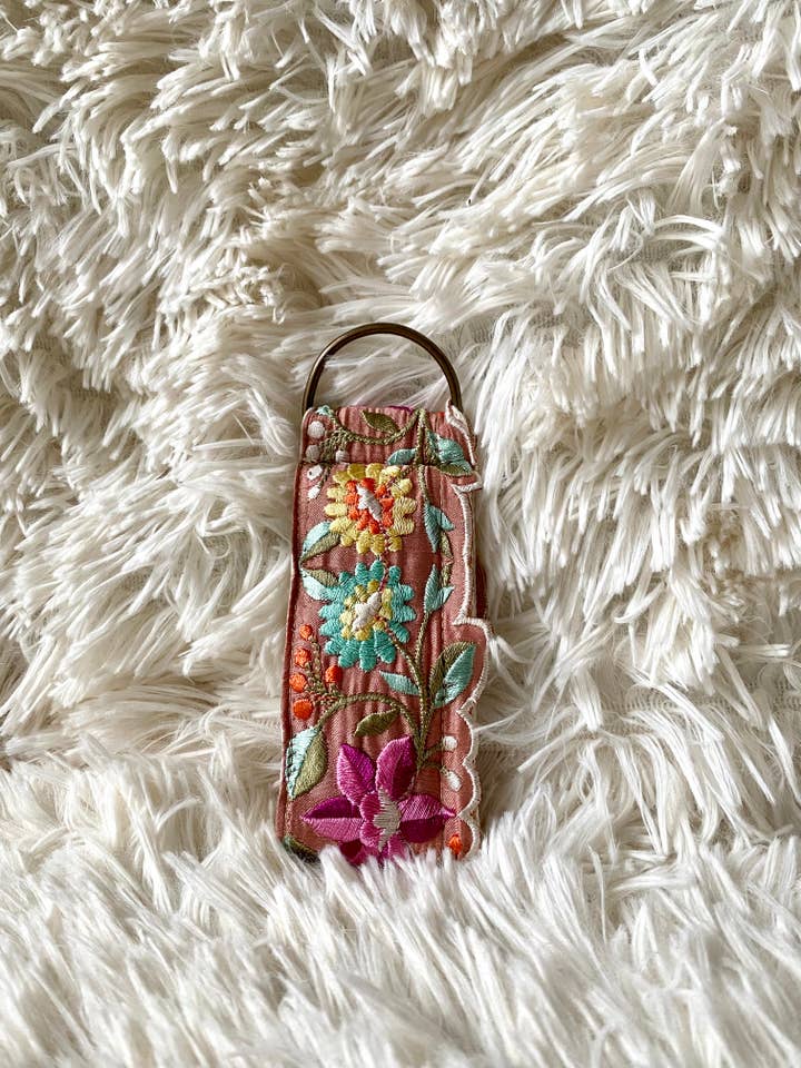 Olivia Schlüsselanhänger aus floraler Stoffstickerei in Pink – Boho-Geschenk für den Großhandel von Temple of Treasure