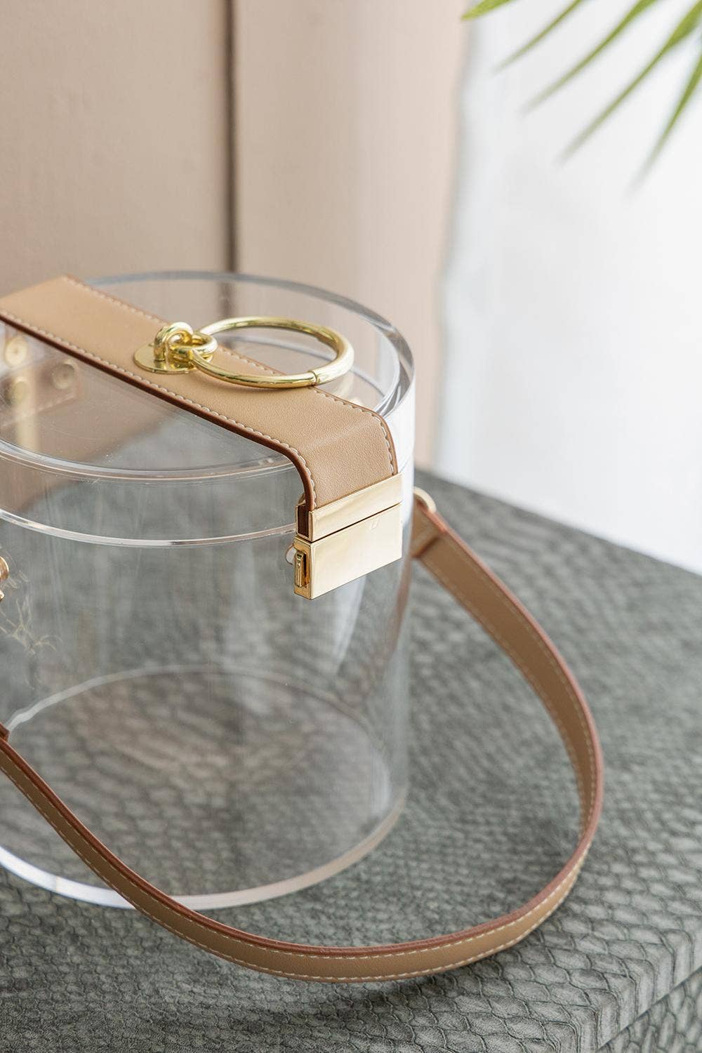 A&B Home Group Inc. - Vente Boîtes décoratives - Boîte de rangement en acrylique 6x6x6,5" avec sangle en simili cuir - Transparent4