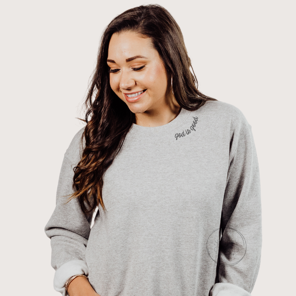 Simply Good Collective – Sweatshirt - Mulher por atacado – Camisola God is Good com gola Bordada0