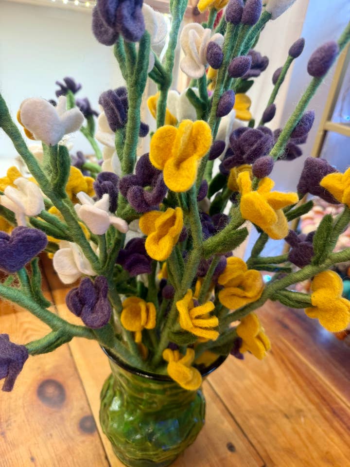 Tiges de fleurs en laine feutrée pour la vente par MegsOctopusGarden