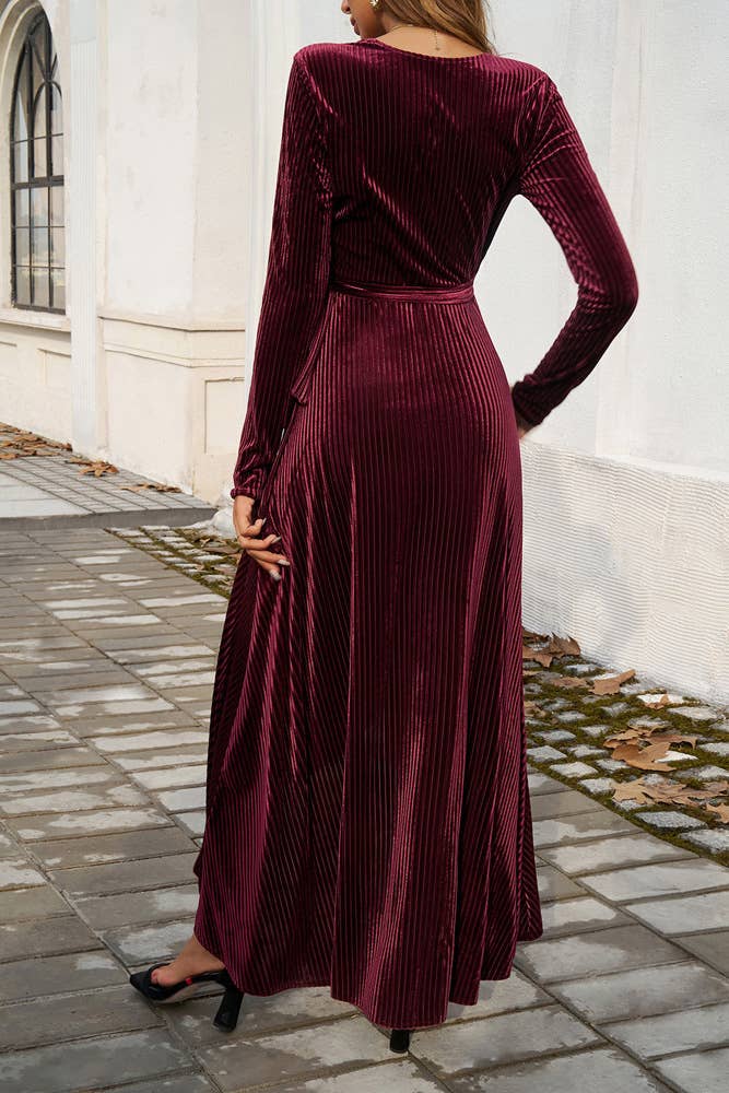 UNISHE – wholesale Klänning - Dam – Elegant klänning med V-ringning, hög midja och slits DY18011