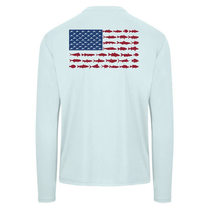 T-shirt patriotique avec drapeau américain et poisson (bleu arctique) pour la vente par Chasing Fin