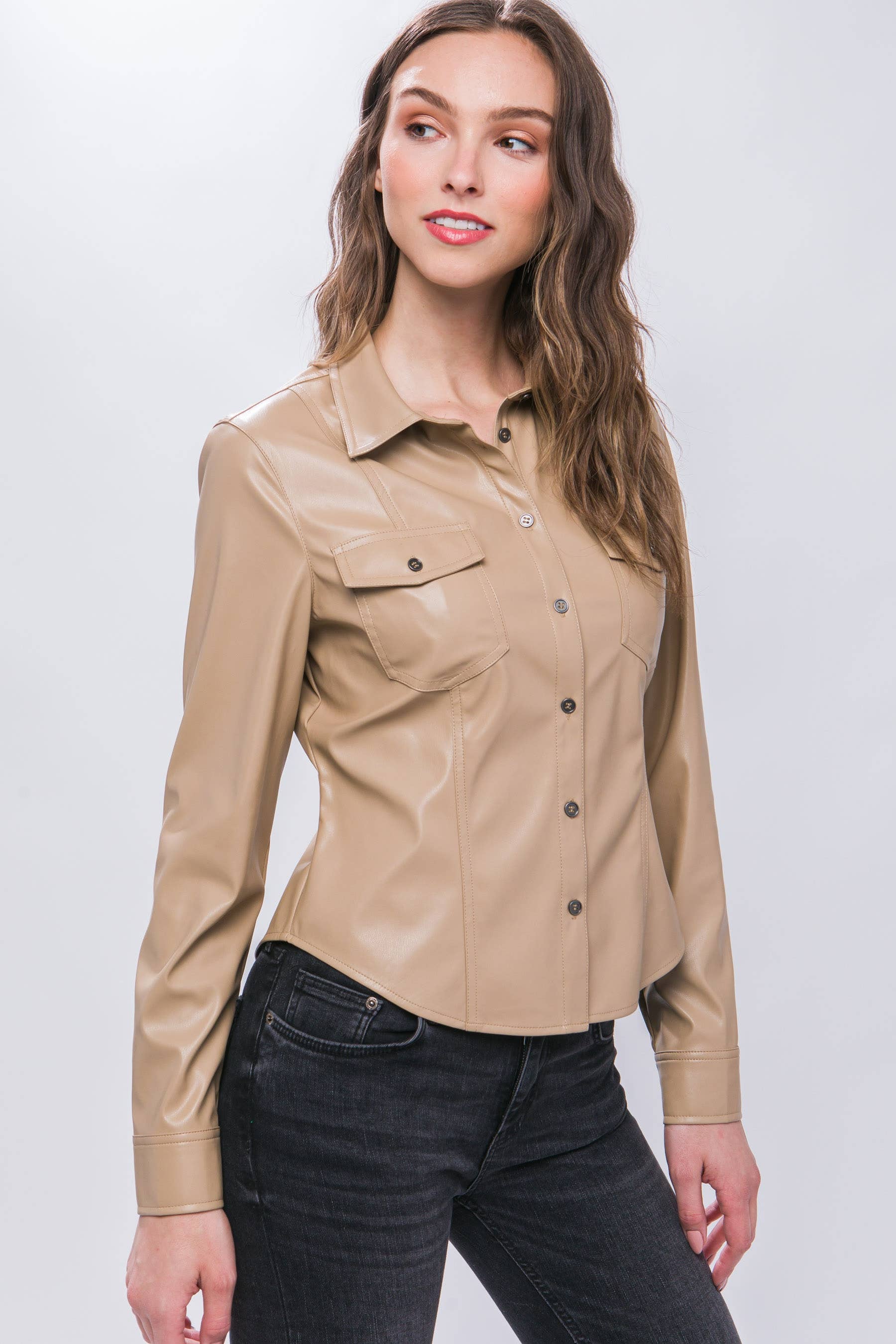 Pink Irene Wholesale – Camisa - Mulher por atacado – Camisa de couro sintético PU com fecho de botão de pressão3