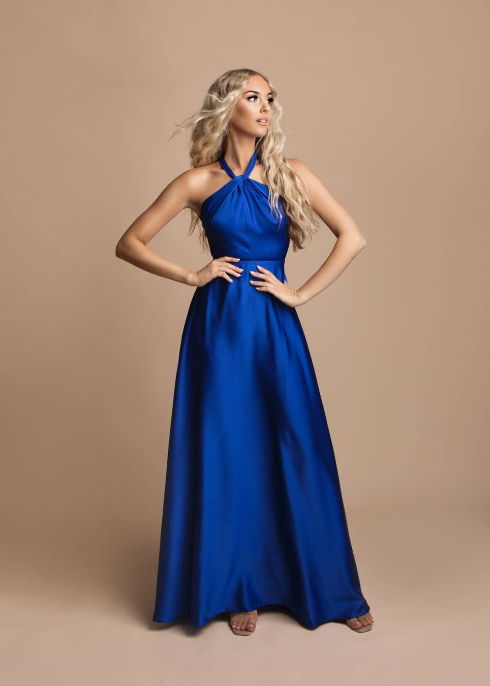 Eva & Lola - Epsilonn – Großhandel Abendkleid – Damen – Langes Satinkleid mit Rückenausschnitt und Beinschlitz – R14591