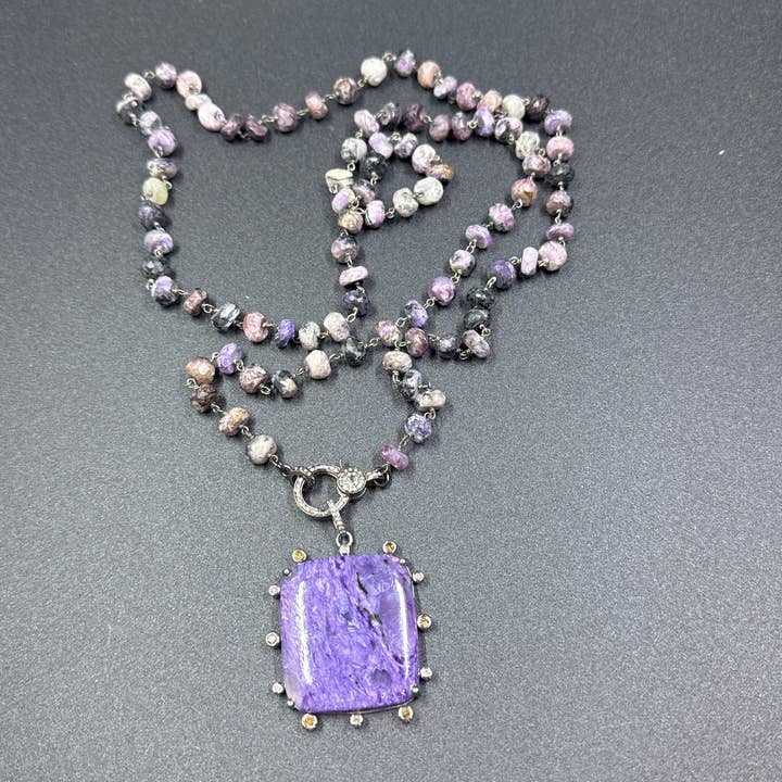 Lila Charoit-Perlenkette mit Pavé-Diamantverschluss und passendem Anhänger für den Großhandel von ILISSA MICHELE JEWELRY