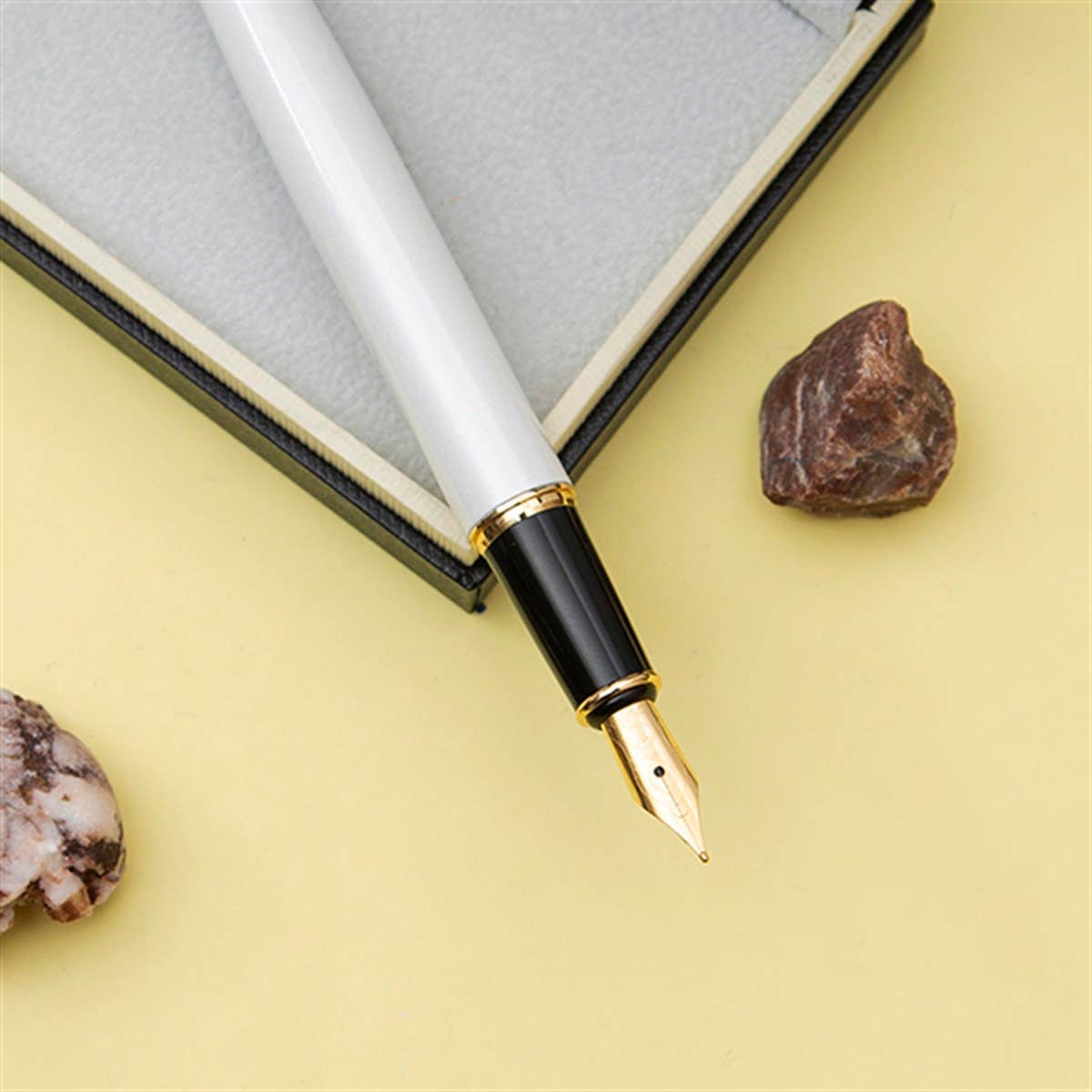 SCRIKSS - Wholesale Pen - M SCRIKSS NOBLE 35 WHITE MOTHER-OF-PEARL AND GOLD FOUNTAIN PEN0