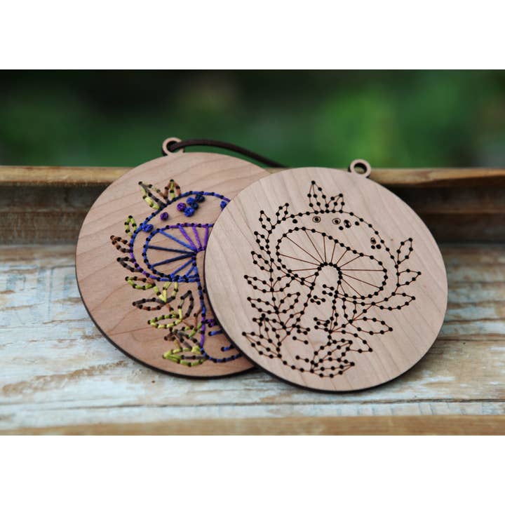 Kit de décoration artisanale en forme de champignon à broder pour la vente par Sunrise Grove