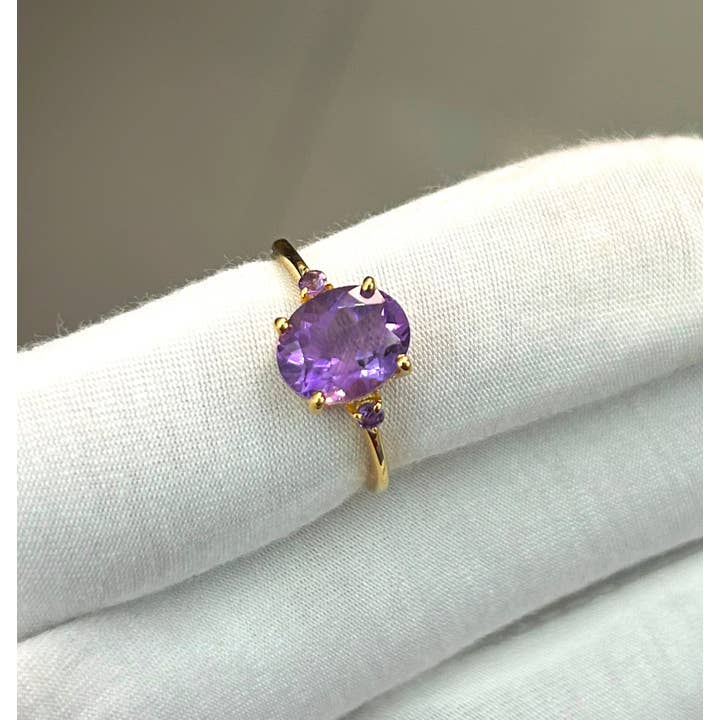 Anello artigianale in argento sterling 925 con ametista ovale incastonata. per la vendita all'ingrosso da parte di Rishi Jewelry