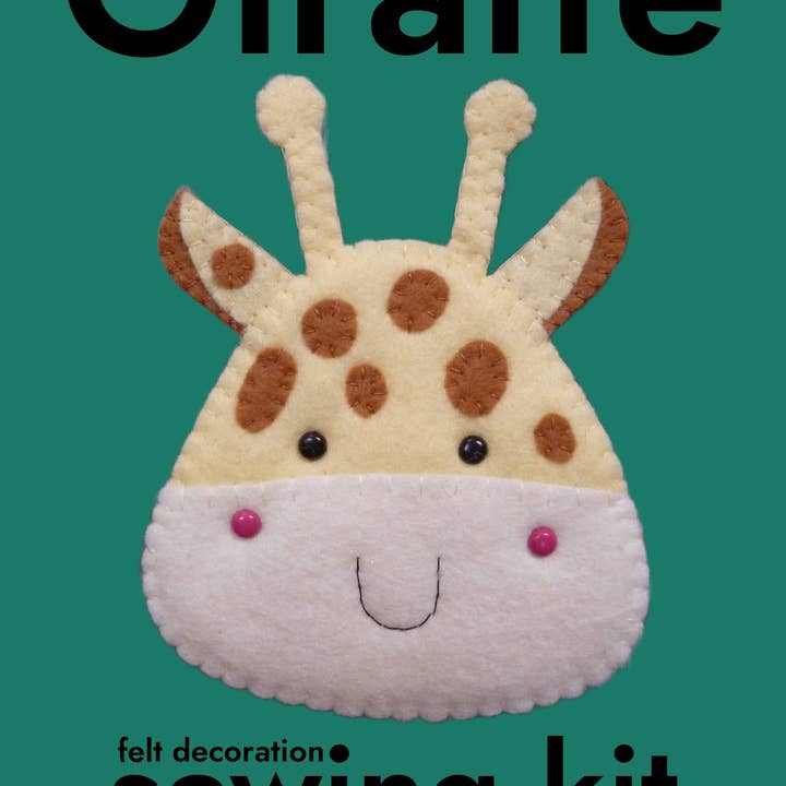 Kit da cucito con decorazione in feltro a forma di giraffa per la vendita all'ingrosso da parte di paper-and-string ltd