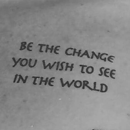 Sei die Veränderung, die du in der Manifestation der Welt sehen möchtest — Tattoo für den Großhandel von Conscious Ink