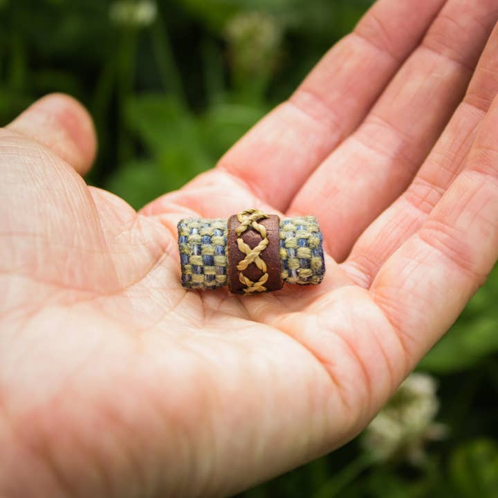 Nomadu - Wholesale Haarelastiekje - Dames - Lederen dreadlock kraal met stof » Handmade2