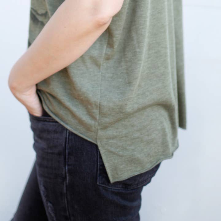 Blackbird Supply Co. - Vendita all'ingrosso Maglietta serigrafata - Donna - Badlands National Park - Maglietta da donna con polsino arrotolato3