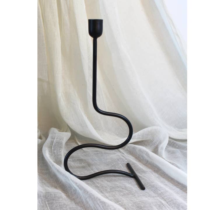 Portacandele singolo lungo e curvo in nero per la vendita all'ingrosso da parte di Kozify Decor Inc