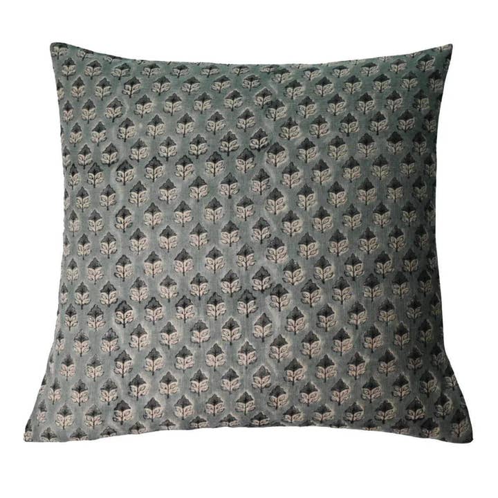 Housse de coussin Adair Ditsy Prints Aqua Lavé pour la vente par Thread To Form