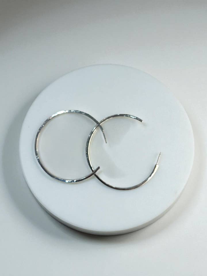 Orecchino a cerchio in argento da 2,5" con martellatura pavé per la vendita all'ingrosso da parte di Ava Capri