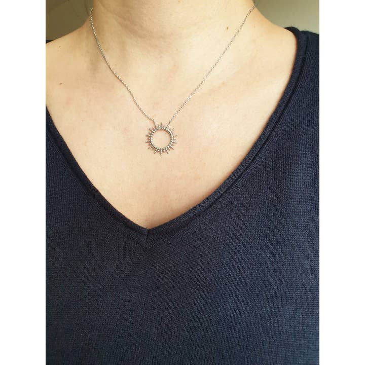 SIUKA – wholesale Hänge-/berlockhalsband – Rodium-plated 925/1000 silver ”Sun” halsband2