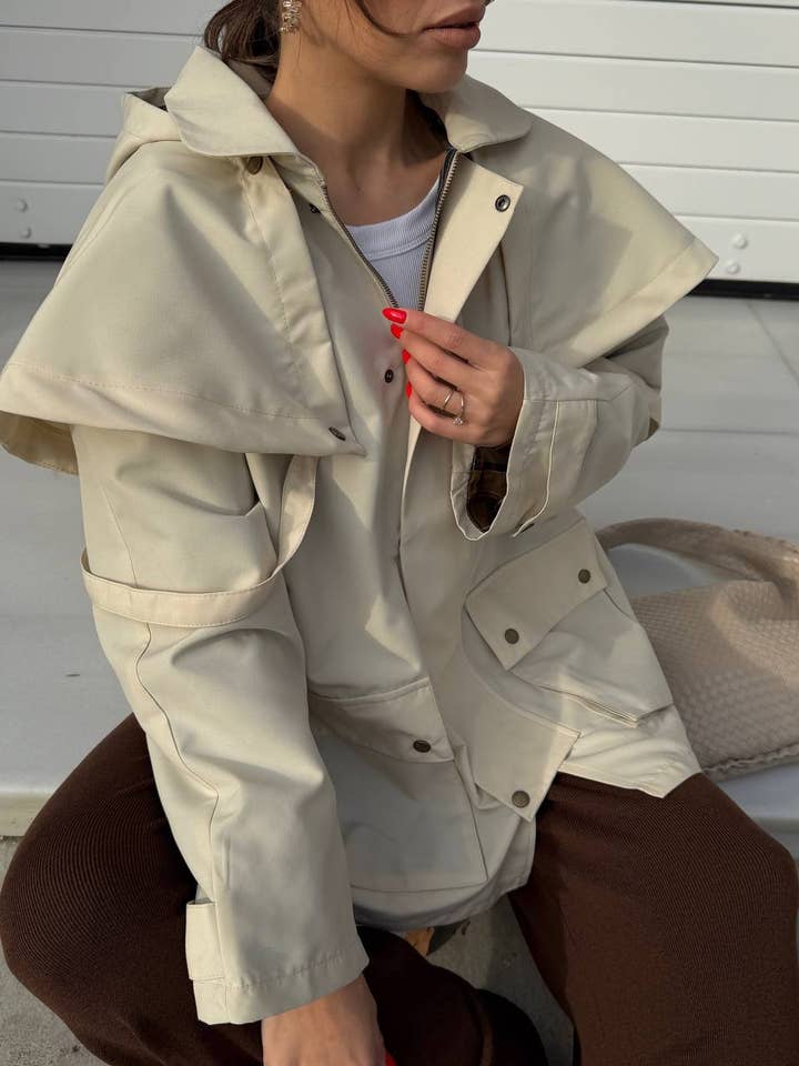 Trenchcoat med kapuschong och flerfickor - Funktionell för wholesale av Design company-Fatma Balkir