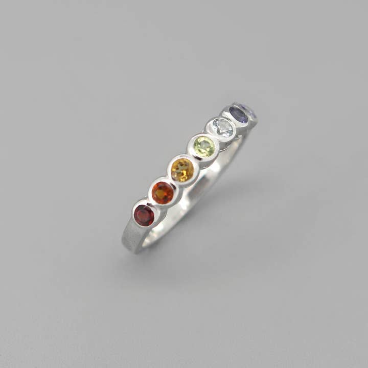 Culture Spot – Großhandel Mehrsteinige Ringe – Chakra-Ring aus Sterlingsilber mit Edelsteinen1