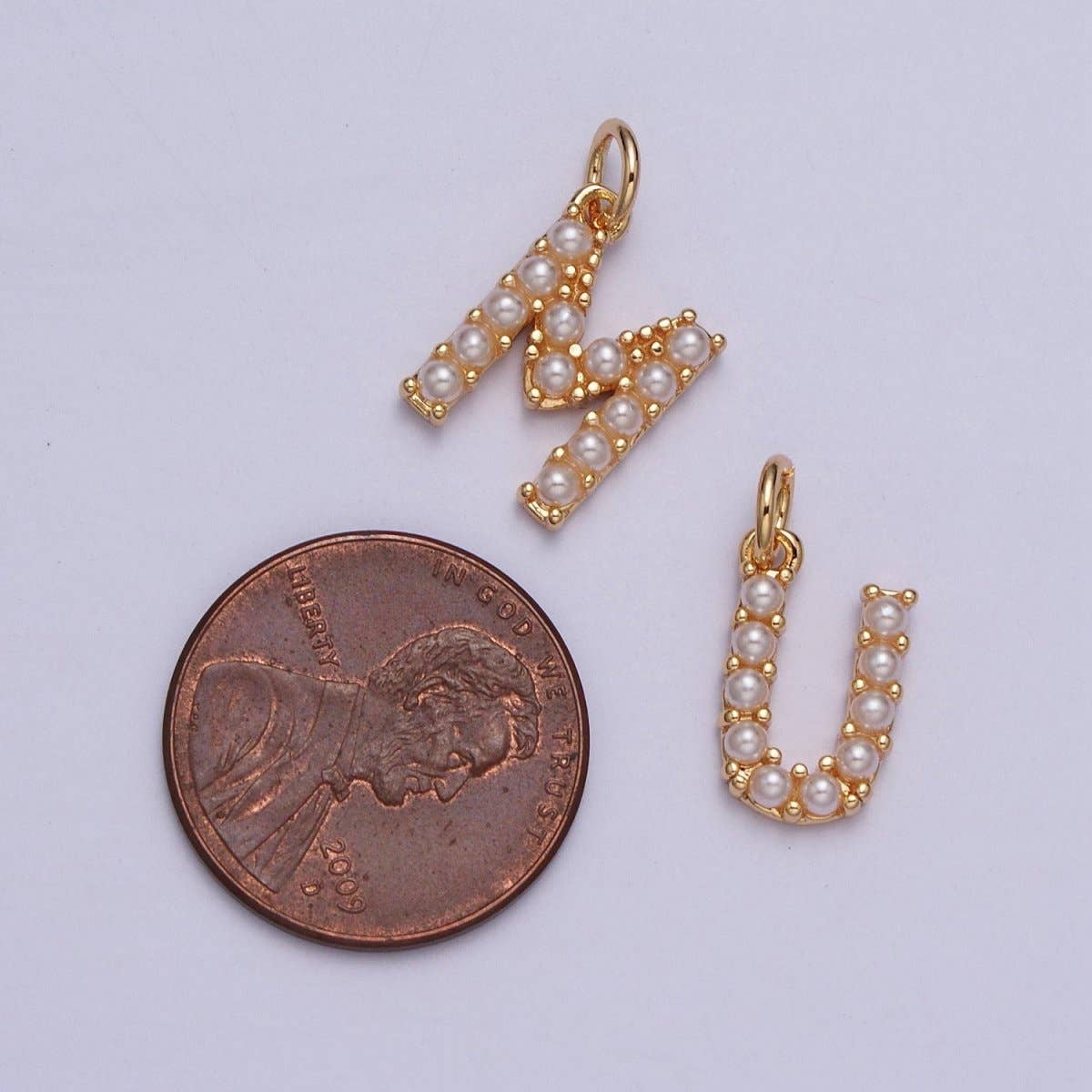 Aim Eternal - Venta al por mayor Abalorios/colgantes individuales - Mini Abecedario Colgante de Perla Encanto Inicial de Perla Pequeña Colgante Relleno de Oro de 16K para Joyería Personalizada | A-313-A-32527
