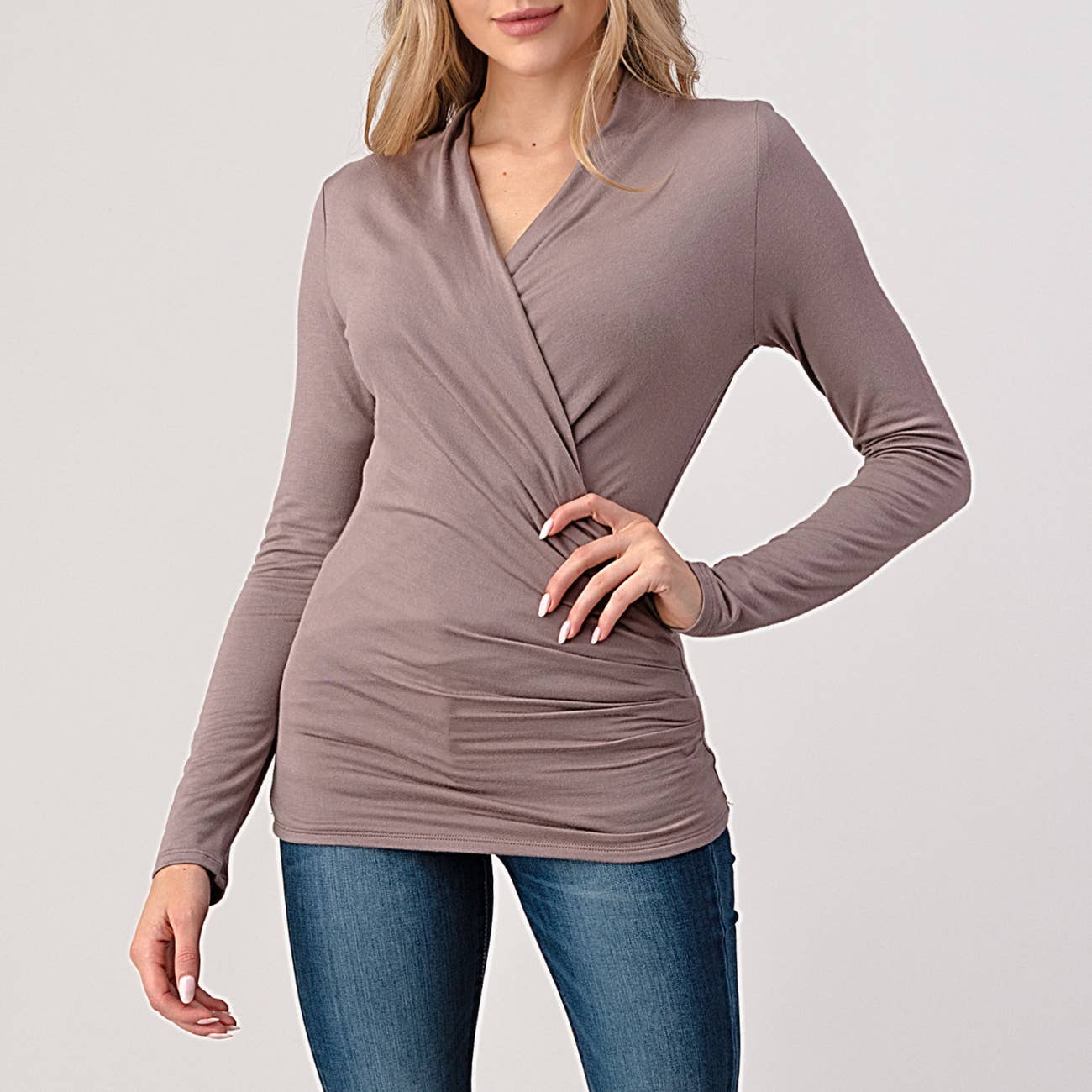Heimious – Engroshandel Strikket top - Dame – Heimious fitted modal jersey bluse med slå-om, lange ærmer og plisserede detaljer11