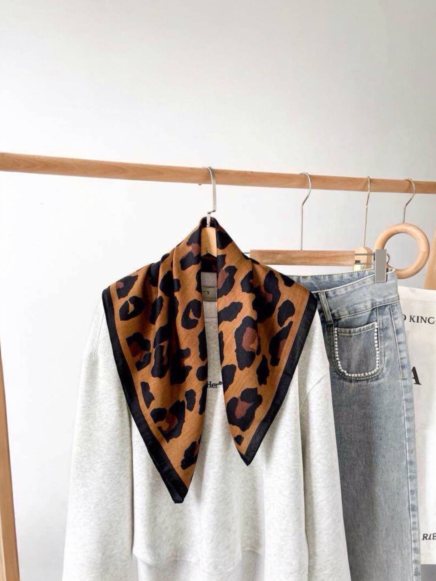 BYREN | ÉLINE L'ATELIER - Wholesale Head Scarf - Women's - Leopard square scarf FL071