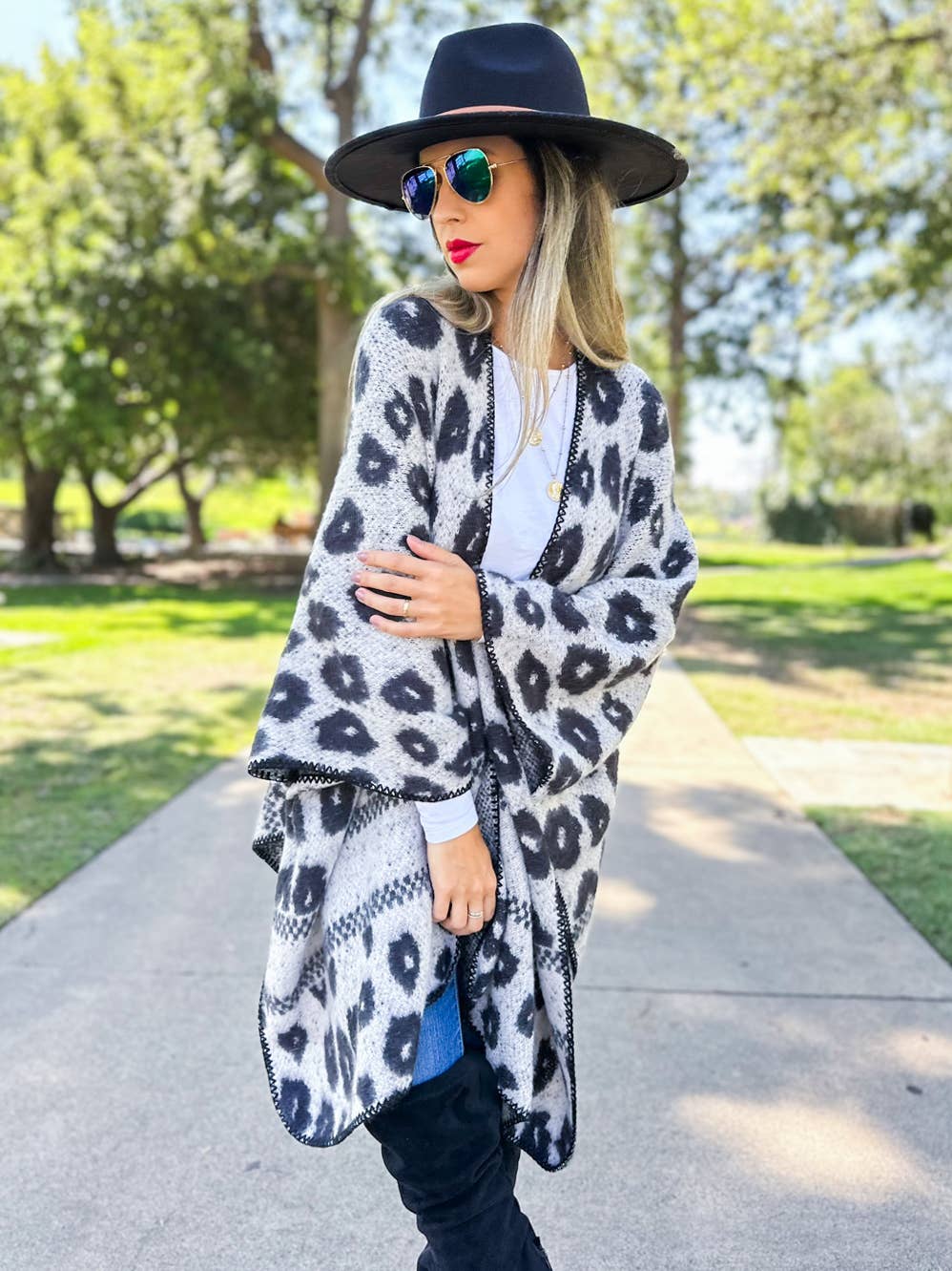 Grigio Cardigan Ruana lavorato a maglia con stampa leopardata grigio con dettaglio cucito in vendita all'ingrosso su Faire4