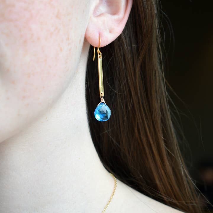 Boucles d'oreilles barre en or quartz bleu pour la vente par Edgy Petal Jewelry
