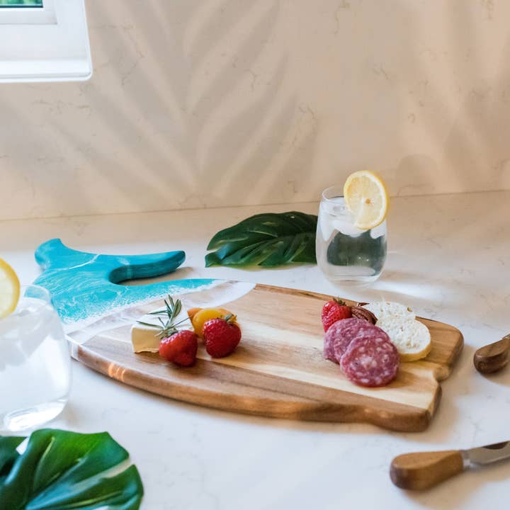 Lynn & Liana Designs - Venta al por mayor Tablas de quesos - Tabla de charcutería de ballena de resina con olas del océano - ¡SIN ARANCELES!6