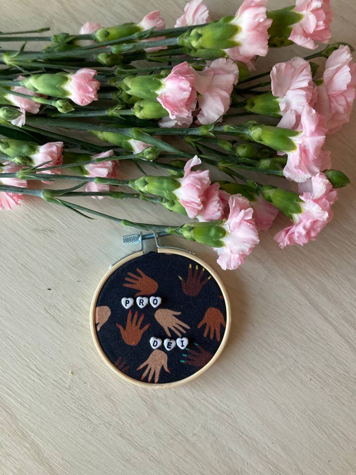 Pro DEI / Broderie de perles pour la vente par Budding Flowers Art