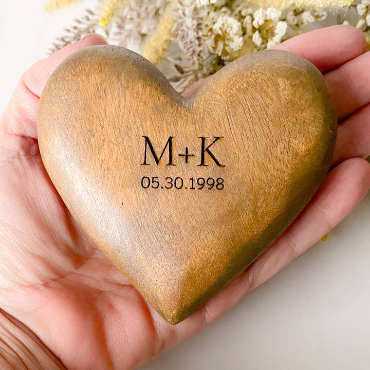 Corazón personalizado de madera de mango tallado a mano para venta al por mayor de Woobie Beans Jewelry, Gifts & Apparel