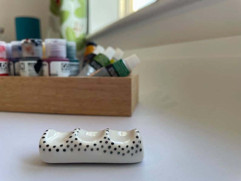 Muddy Ceramic Limited – wholesale Paint/wax brush – Miniature paint brush holder, ceramic paintbrush holder, paint brush rest, paint brush holder, white brush rest, gift for artists1