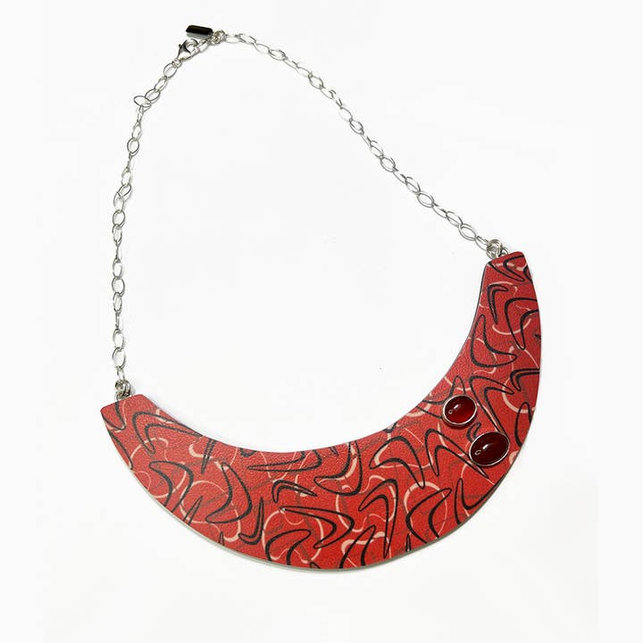 Collier à bretelles Boomerang rouge pour la vente par Audacious Studio